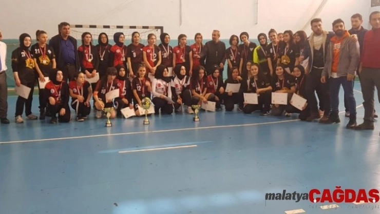 Hentbolun kraliçeleri Oltu'dan