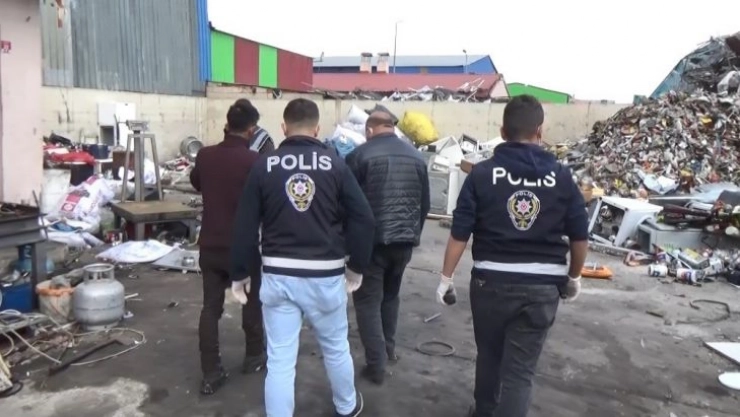 Hırsızların çaldığı kablo ve inşaat malzemelerini satın alan hurdacılar yakayı ele verdi