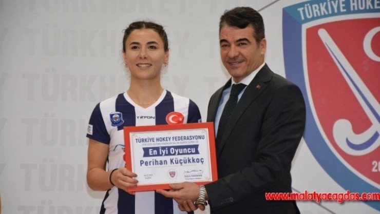 Hokey'e gönül vermiş iki Türk kızı