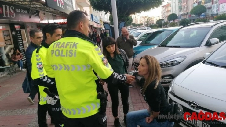Hollandalı kadın turist trafik polislerine zor anlar yaşattı