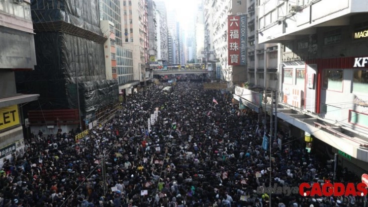 Hong Kong'ta gösterilerin 6. ayında binlerce kişi yine sokaklarda