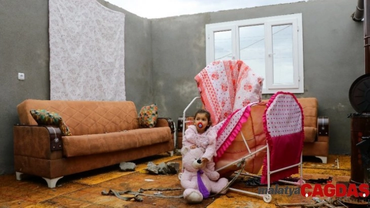 Hortumda evlerinin çatısı uçan aile bebekleriyle perişan oldu