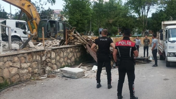 Hurda demirler için canlarını yok saydılar