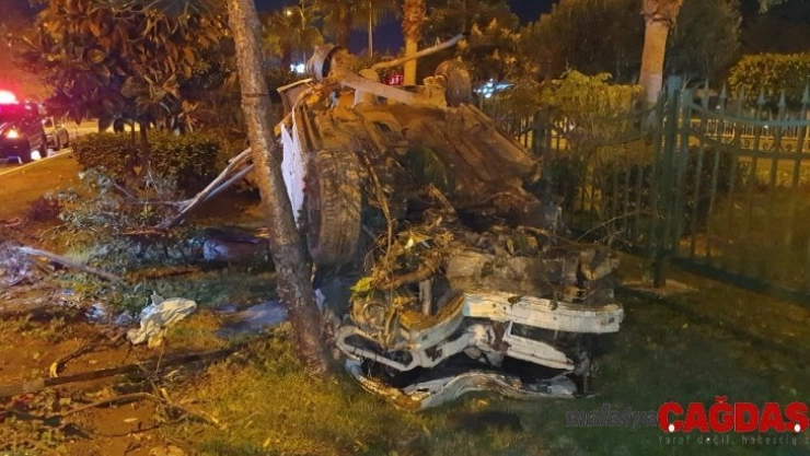 Hurda yığınına dönen araçtan sağ çıktı