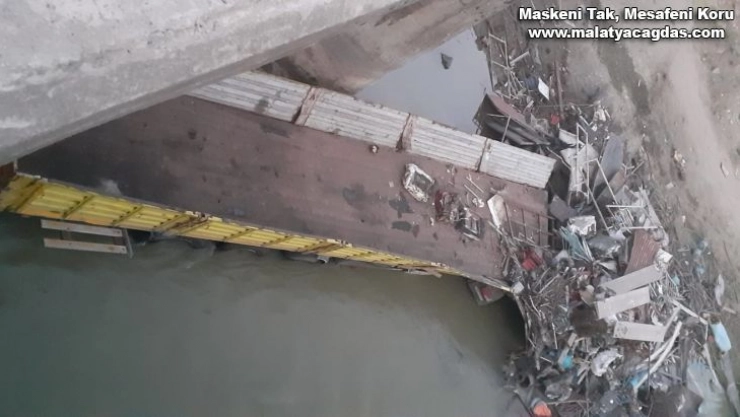 Hurda yüklü çekici köprüden düştü