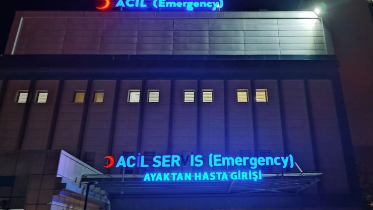 Husumetliler arasında bıçaklı kavga: 3 yaralı