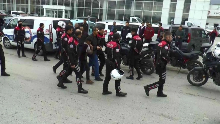 Husumetliler trafikte önce silah çekti, sonra sopalarla kavga etti