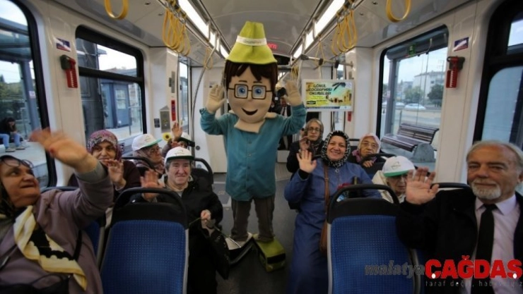 Huzurevi sakinleri UlaşımPark'ı ziyaret etti