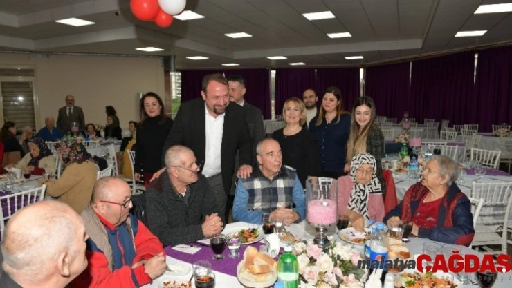 Huzurevi sakinleriyle yılbaşı kutlaması