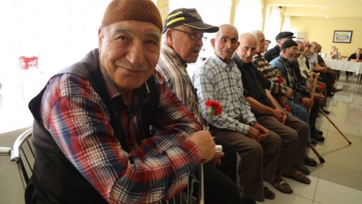 Huzurevinde kalan babalar unutulmadı