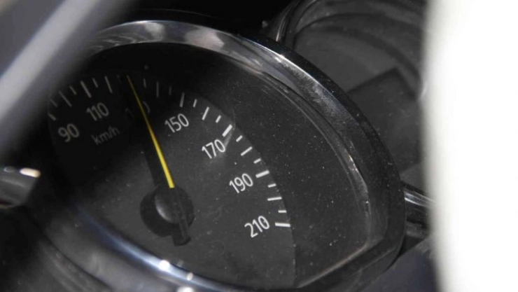 İbre 130'da takılı kaldı: Feci kazada 2 kişi yaralandı