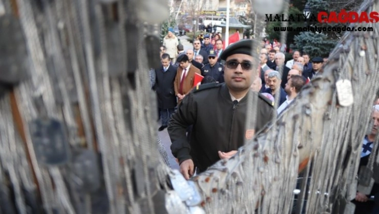 İdlib şehitlerinin künyeleri Şehit Ağacı'na asıldı