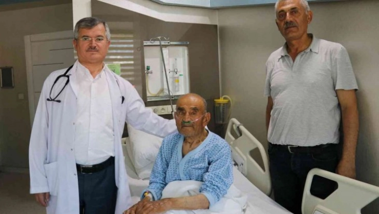 İki ana damarı kapalı olan 104 yaşındaki hasta, anjiyo ile sağlığına kavuştu