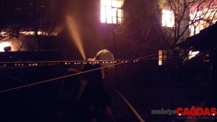 İki katlı ahşap ev alevlere teslim oldu