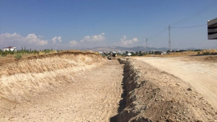 İki mahalleyi birbirine bağlayan yol yenileniyor