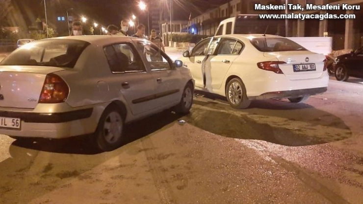 İki otomobil çarpıştı: 2 yaralı