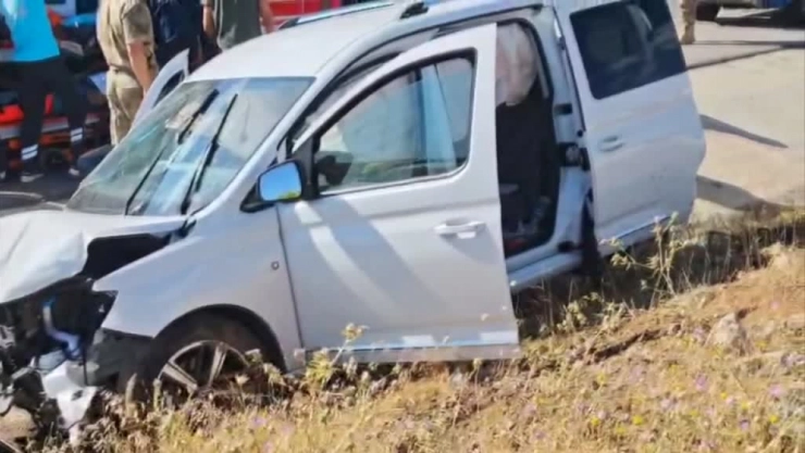 İki Otomobil Çarpıştı: 3 Kişi Yaralandı