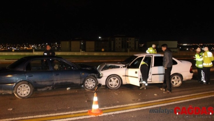 İki otomobil köprü çıkışında kafa kafaya çarpıştı: 6 yaralı