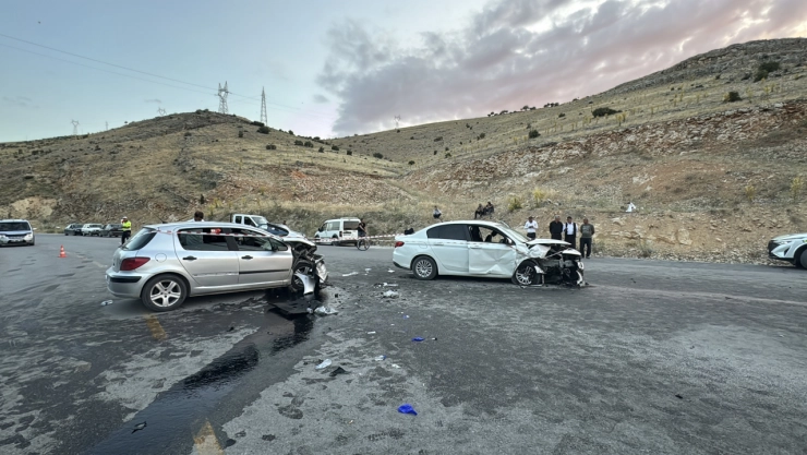 İki otomobilin çarpıştı: 11 kişi yaralandı