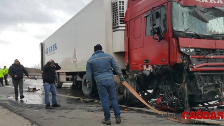 İki tır çarpıştı, Kapıkule-İstanbul yolu 3 saat trafiğe kapandı