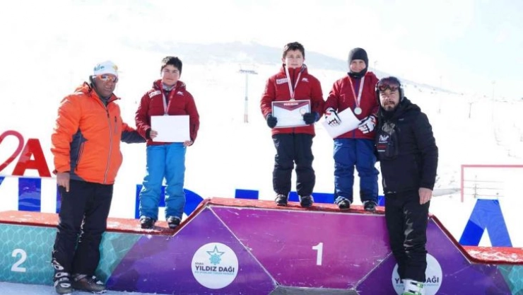 İl Birinciliği Cumhuriyet Üniversitesi Vakfı Okulları'nın