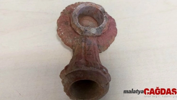 İlkokul öğrencisi yolda yürürken tarihi eser buldu