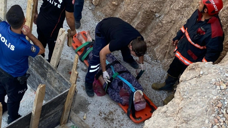 İnşaat Temeline Düşen Vatandaş İtfaiye Ekiplerince Kurtarıldı