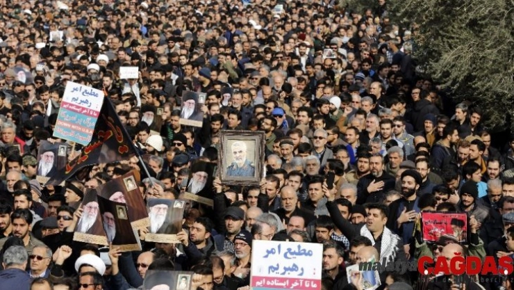 İranlılar General Süleymani'nin intikamı için meydanlara indi