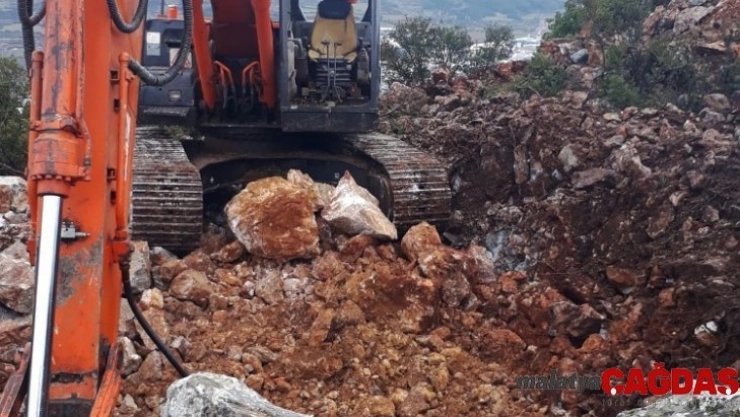 İş makinesi ile kaçak kazı yaparken yakalandılar