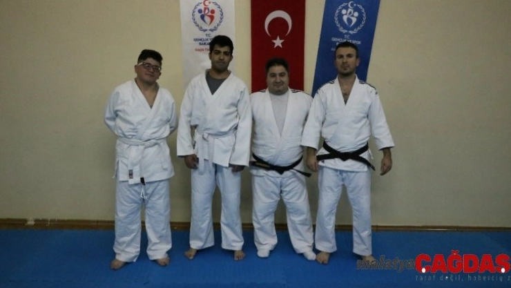 İşitme engelli judocular engel tanımıyor