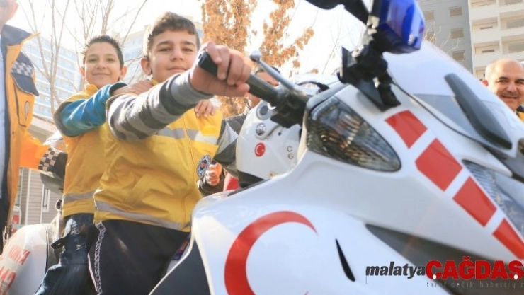 İşitme engelli öğrencilere ambulanslar tanıtıldı