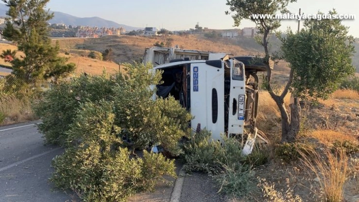 İskenderun'da kamyonun freni boşaldı, faciadan dönüldü