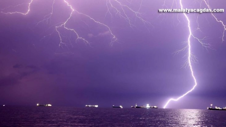 İskenderun'da şimşekler görsel şölen oluşturdu