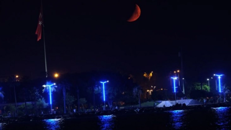 İskenderun'da Yarım Ay kartpostallık manzara oluşturdu