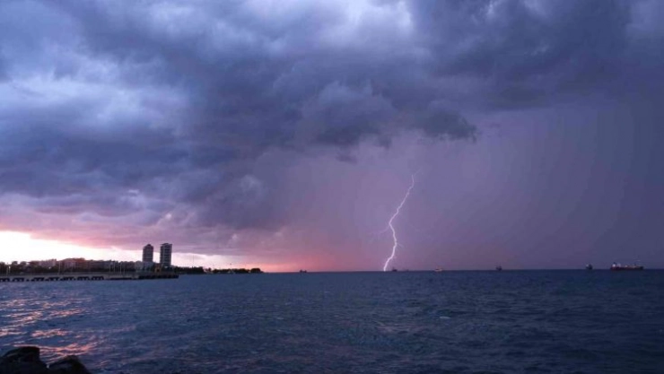 İskenderun Körfezi'nde gün batımında şimşekler görsel şölen oluşturdu