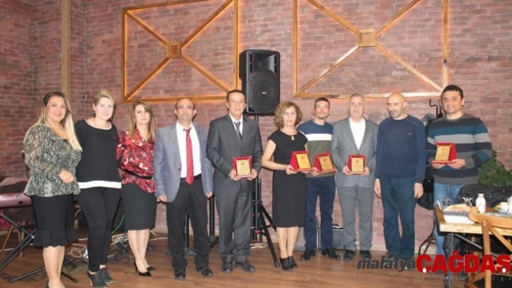 Isparta'da emektar öğretmenlere plaket