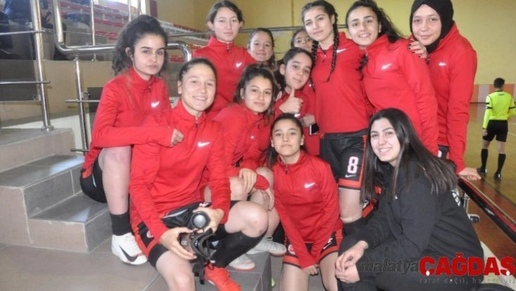 Isparta Spor Liseli sultanlar futsalda şampiyon oldu