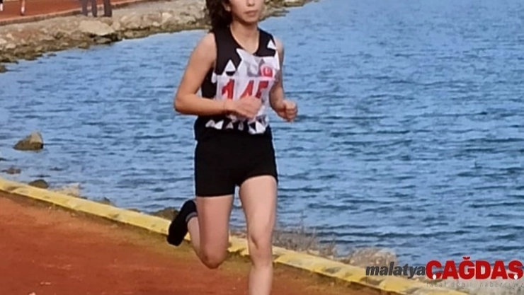 Ispartalı atlet, 3 bin metre tek ayakkabıyla koşarak takımını ikinci yaptı