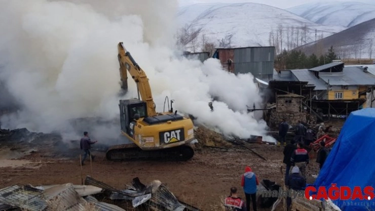 İspir'de 3 ev ve 6 ahır yandı