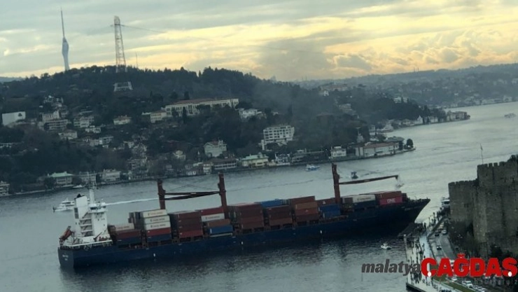 İstanbul Boğazı'nda Rumeli Hisarı açıklarında bir yük gemisi kıyıya çarptı. Olay yerine çok sayıda ekip sevk edildi.