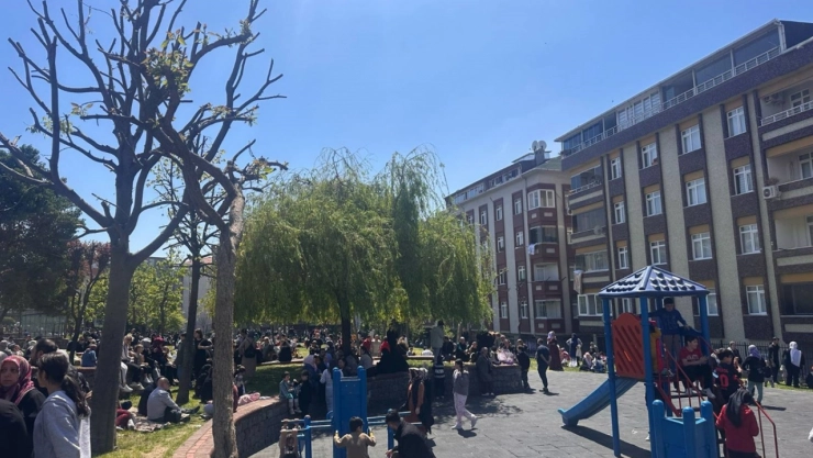 İstanbul peş peşe meydana gelen depremlerle sallanıyor