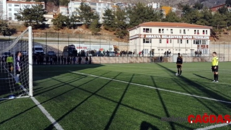 İstiklal Marşı'nın okunduğunu duyan hakem maçı durdurdu