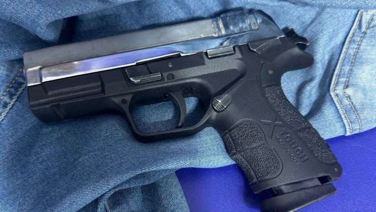 İşyerinin camını tekmeleyen esnaf ağır yaralandı