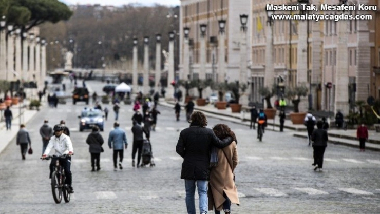 İtalya'da son 24 saatte 300 can kaybı