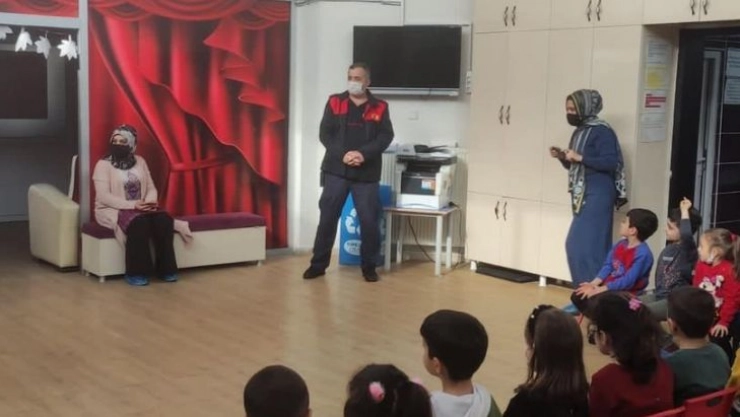 İtfaiyeciler, minik öğrencilere yangın eğitimi verdi
