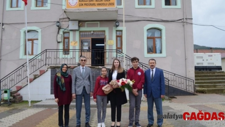 İvrindi'de Kaymakam Keser, öğrencilerle kitap okudu