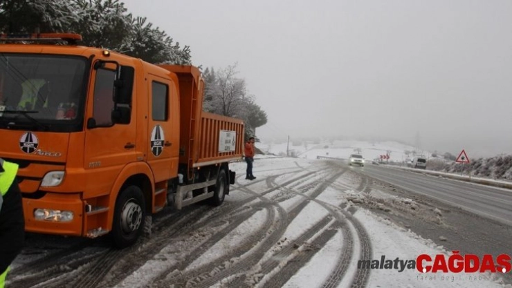 İzmir-Ankara yolunda kar mesaisi