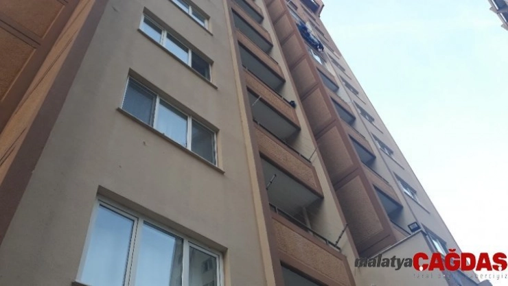 İzmir'de 4. kattan beton zemine düşen 2 yaşındaki minik Helin öldü