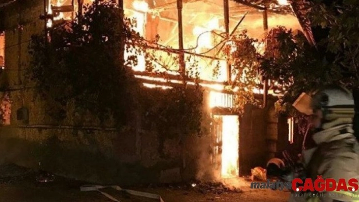 İzmir'de bir ev alev alev yandı