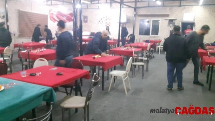 İzmir'de çay ocaklarına kumar operasyonu: 33 kişi yakalandı